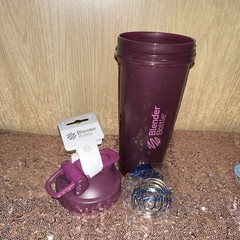 BlenderBottle 20 fl oz Purple Shaker Bottle w/ Mixer Ball Screw-On Lid Plastic